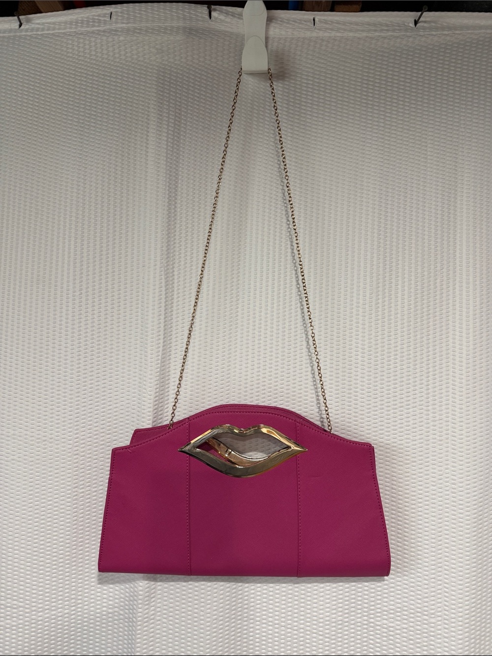 Fuchsia Lip-Accent Chain Shoulder Clutch